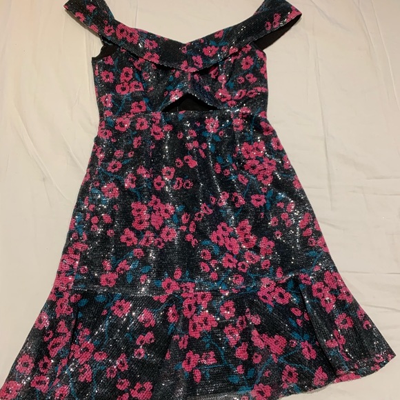 WAYF FLORAL CUTOUT DRESS - Picture 3 of 7